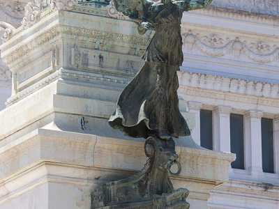 In particolare, la �vittoria barese� ha delle somiglianze con quella posta sulla destra della scala principale dell�edificio romano, opera di Edoardo De Albertis (foto di Gary Todd)